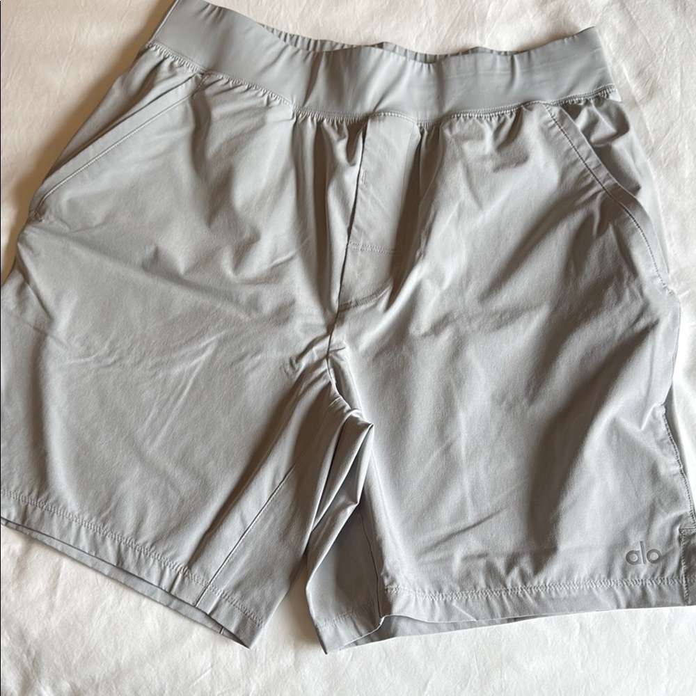 ALO Yoga Men's Light Gray Athletic Shorts